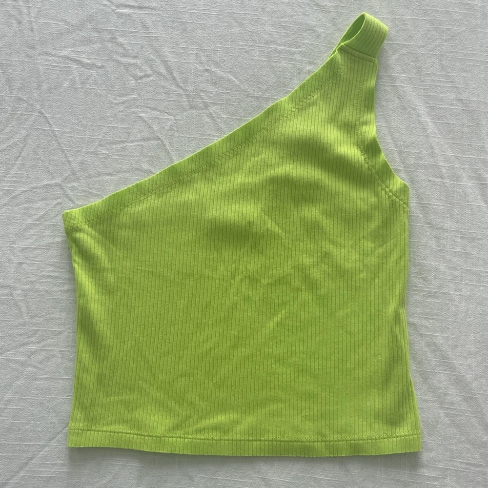 Bright green one shoulder crop top 🔆